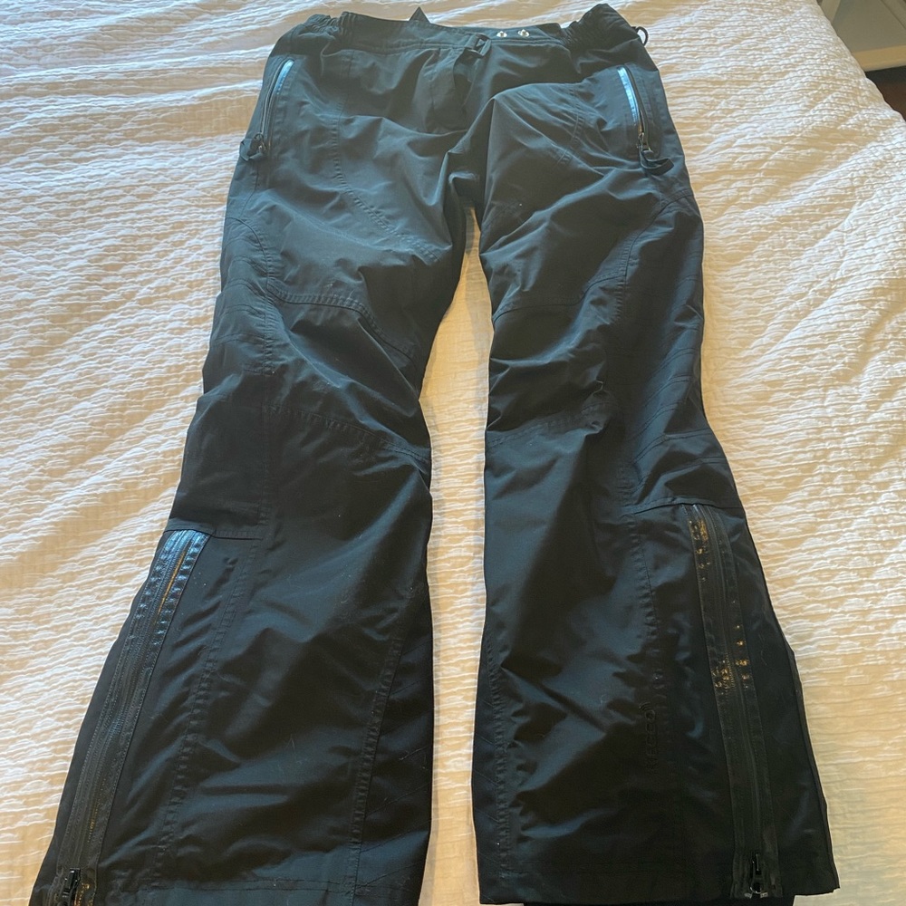Beautiful ski pants worn one time super stylish flattering and comfortable
